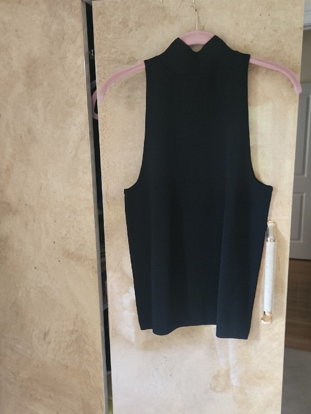 SALE !!--NWT-Banana Republic Black- Mock Neck Sleeveless Tank - Picture 4 of 5